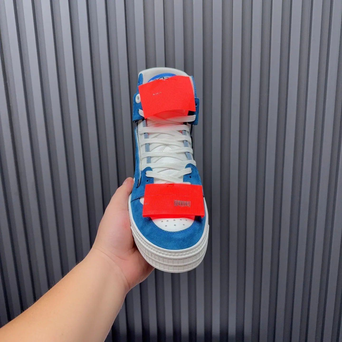 Men's shoes💰740 OFF WHITE ⚡️Couple style⚡️The latest spring style street casual shoes, released with the highest quality version on the market👊Series original mold opening, original lasting, production technology 1:1 original version➰🔜The best choice for more and more celebrities and Internet celebrities🔸In the classics Changes in the code🔸Innovate in the trend🔸Strive to break away from the shackles of bad street design🔝Although he is not the originator of fashion design, he is definitely a shining dark horse in avant-garde design🐴🆙Do not follow the trend🔅Not universal beauty🔅 Fabric💯First-layer cowhide Lining💯Imported skin-friendly and environmentally friendly polyester mesh Foot pads💯Original molded high-elastic environmentally friendly molding pads Midsole💯Made with original last-last technology Outsole💯Rubber outsole Packaging💯Official website synchronizes full set of packaging (brand wrapping paper, brand certificate, brand cloth bag) Code numbers 35-44, 45 46 Customized